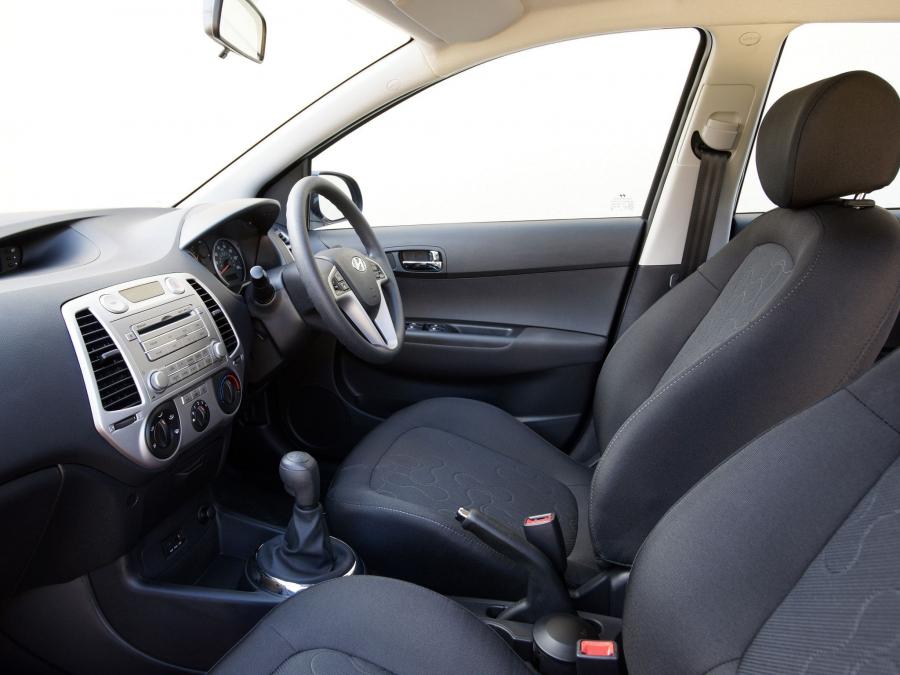  Hyundai i20 5-Door Blue Drive 2010 года  (UK) (фото 3 из 11)